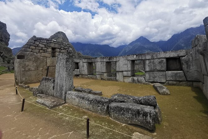 2-Day Tour in Sacred Valley and Machu Picchu from Cusco - Ollantaytambo ruins and the rail transition toward Machu Picchu