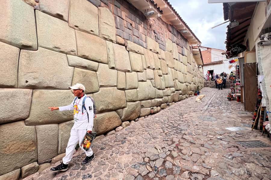Cusco: Historic Walking Tour with Pisco Sour and Music Show - The Company of Jesus and the colonial footprint you can spot
