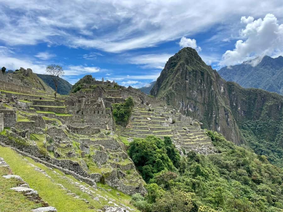 Cusco: Machu Picchu Day Trip with Train + Entrance ticket - Entering Machu Picchu: guided tour plus skip-the-line help