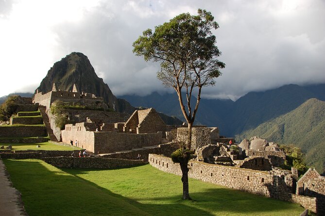 Cusco Sacred Valley and Machupicchu 4 Days - Sacsayhuaman and the Inca sites around Cusco (Qenqo, Puca-Pucara, Tambomachay)