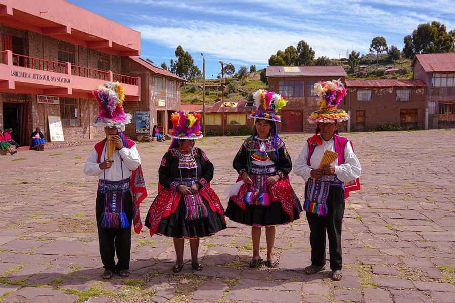 From Cusco: Titicaca Lake - Full day tour with sleeper bus - Taquile Island markets and the walk: where the day gets more active