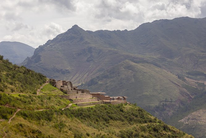 Sacred Valley - Pisac and Ollantaytambo day tour - The drive through Cusco-area Inca sites (Saqsaywaman and Tambomachay)