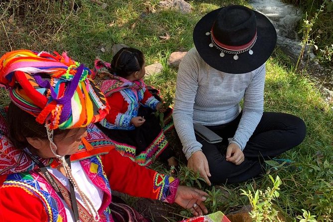 Sacred Valley Textile Workshop – Dyeing & Weaving in Cusco - Lunch, coffee or tea, and the community atmosphere that makes it feel real