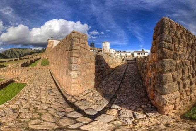 Sacred Valley with Peru Vip : Pisac, Ollantaytambo and Chinchero - Chinchero: polyhedral walls, the 12-niche Inca face, and three shrines